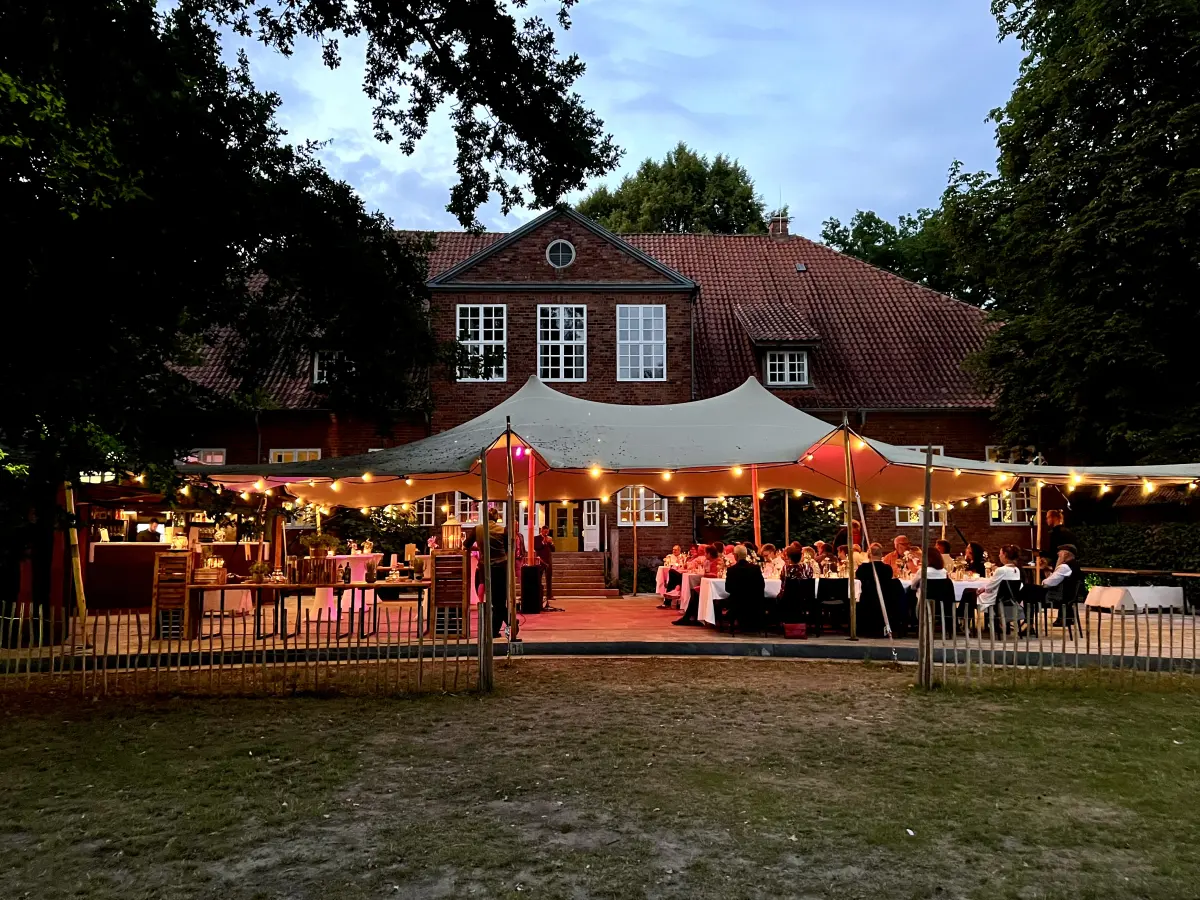 Beleuchtetes Zelt am Herrenhaus Stockelsdorf