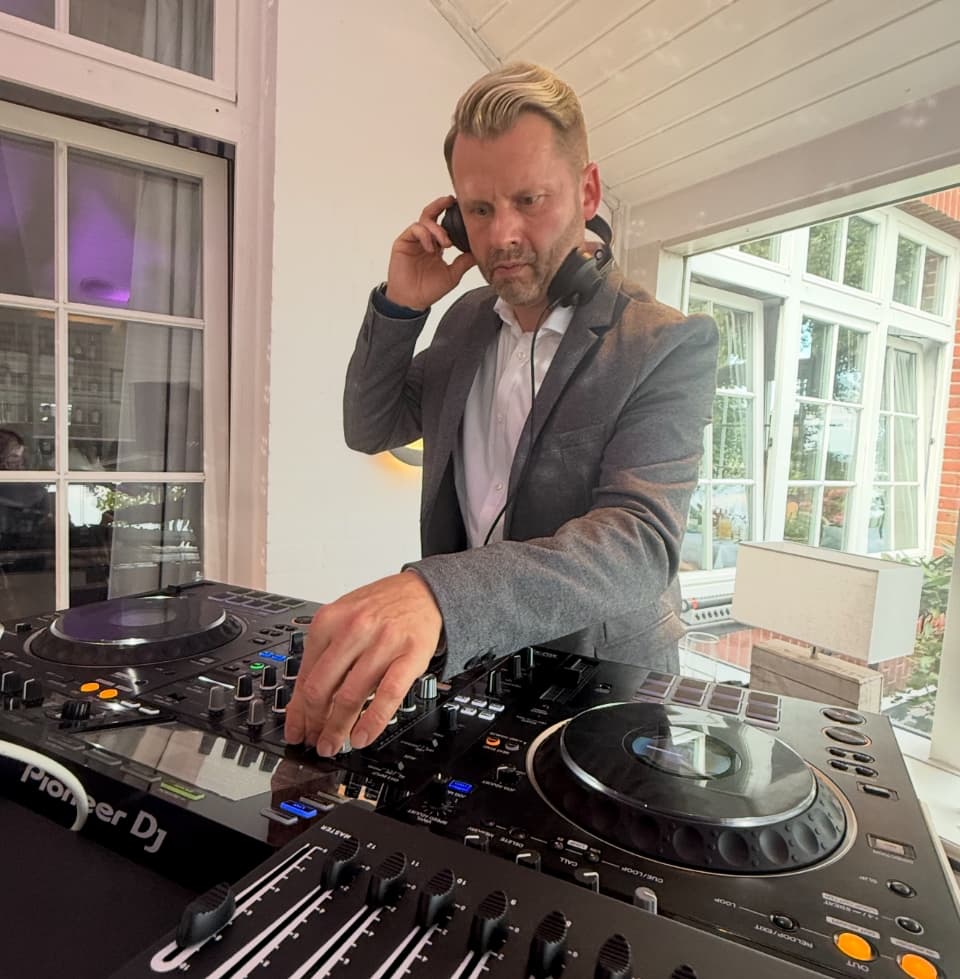 DJ in Flensburg – Patrick Ziemer am DJ-Pult auf einer Feier